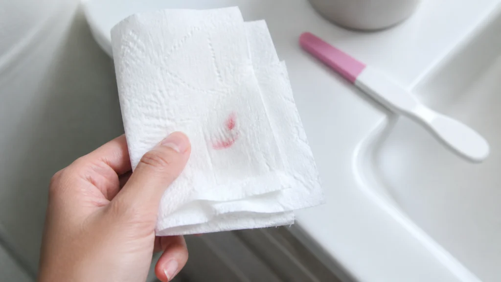 Illustration éditoriale pour l’article « Sang sur le papier toilette et grossesse : comment réagir »