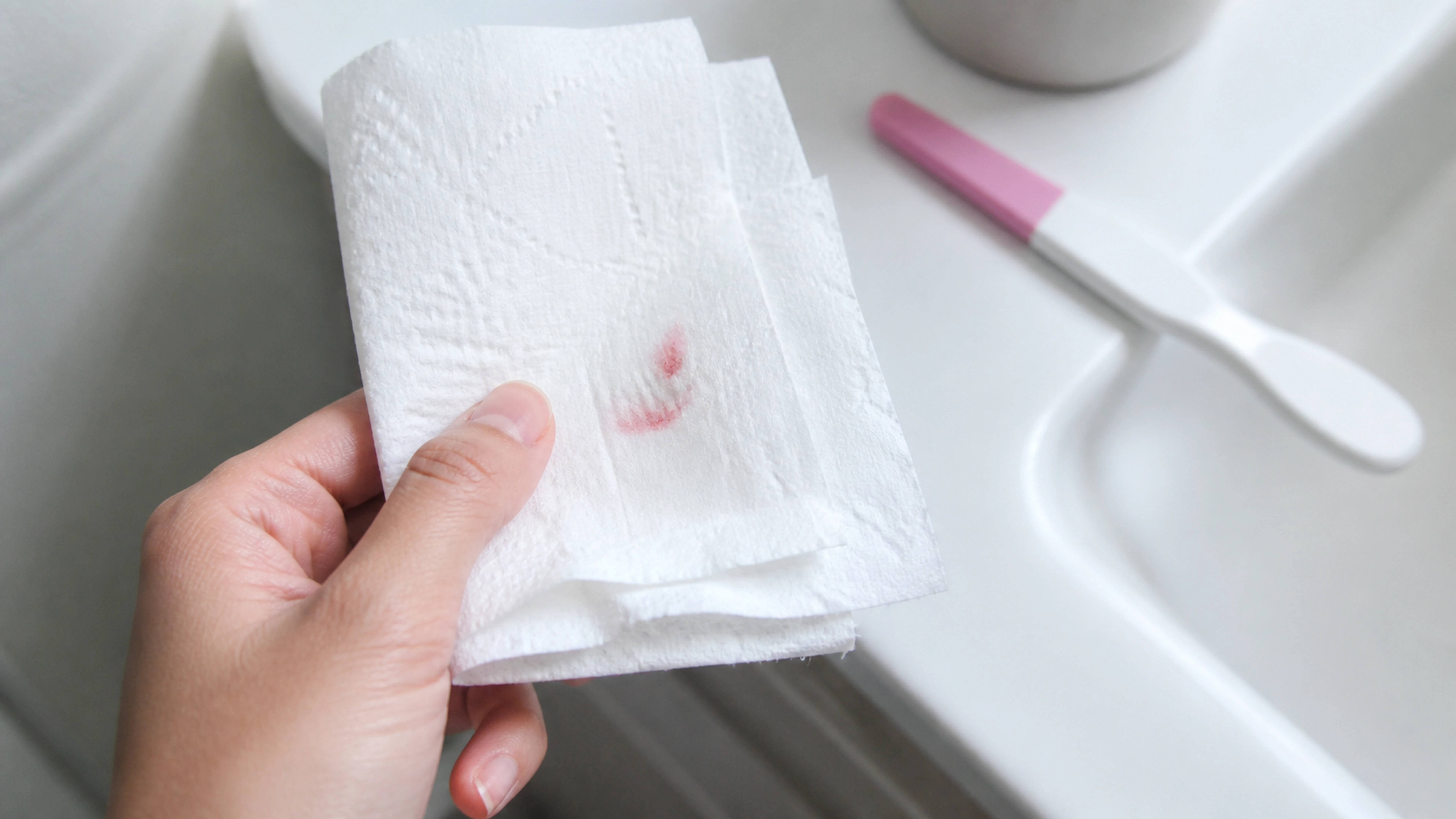 Illustration éditoriale pour l’article « Sang sur le papier toilette et grossesse : comment réagir »